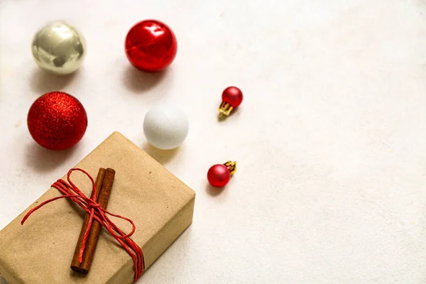Jul Bollar Och Presentförpackning Vit Bakgrund — Stockfoto
