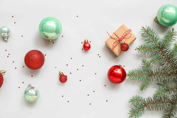 Διαφορετικές Διακοσμήσεις Χριστουγέννων Και Κουτί Δώρου Λευκό Φόντο — Φωτογραφία Αρχείου