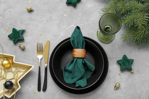 Schöne Tischdekoration Für Die Weihnachtsfeier Auf Grauem Hintergrund — Stockfoto