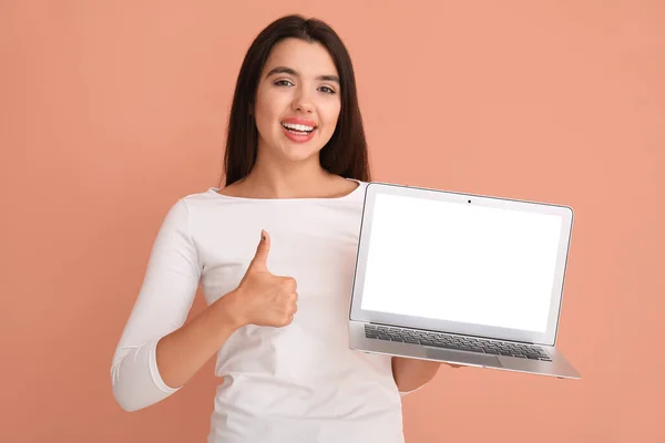 Jonge Vrouwelijke Programmeur Met Laptop Met Duim Omhoog Gebaar Oranje — Stockfoto