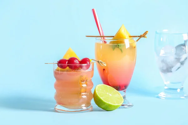 Gläser Leckerer Mai Tai Cocktail Auf Blauem Hintergrund — Stockfoto