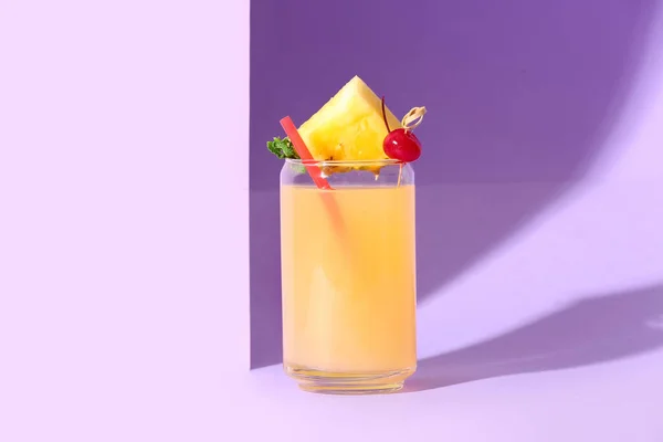 Verre Savoureux Cocktail Mai Tai Sur Fond Lilas — Photo