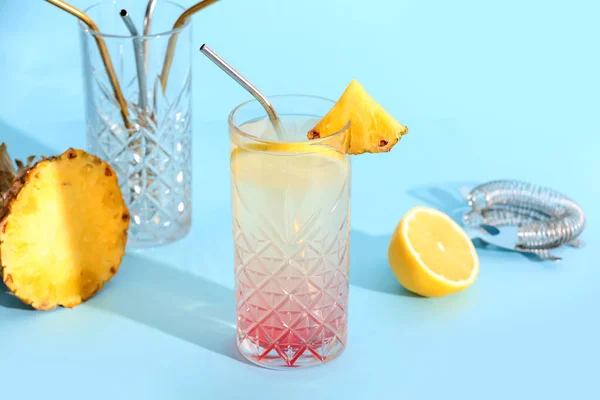 Glas Leckerer Mai Tai Cocktail Auf Blauem Hintergrund — Stockfoto