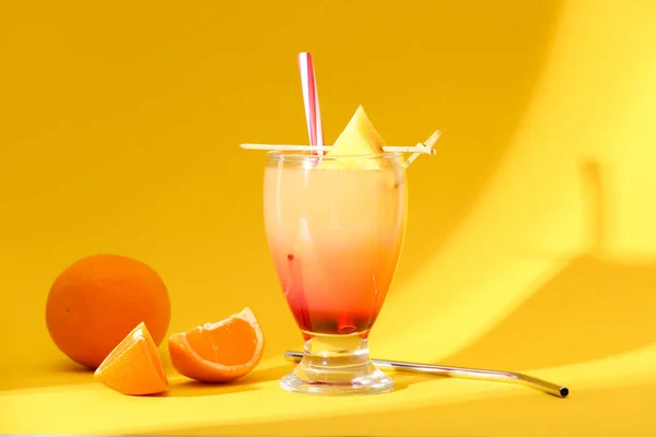 Copo Saboroso Mai Tai Cocktail Fundo Amarelo — Fotografia de Stock