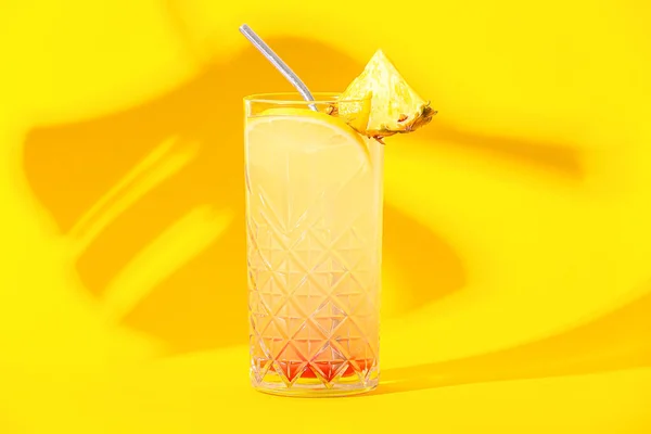 Sklenice Chutné Mai Tai Koktejl Žlutém Pozadí — Stock fotografie