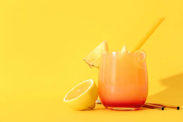 Glas Leckerer Mai Tai Cocktail Auf Gelbem Hintergrund — Stockfoto