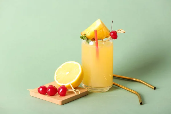 Glas Leckerer Mai Tai Cocktail Auf Grünem Hintergrund — Stockfoto