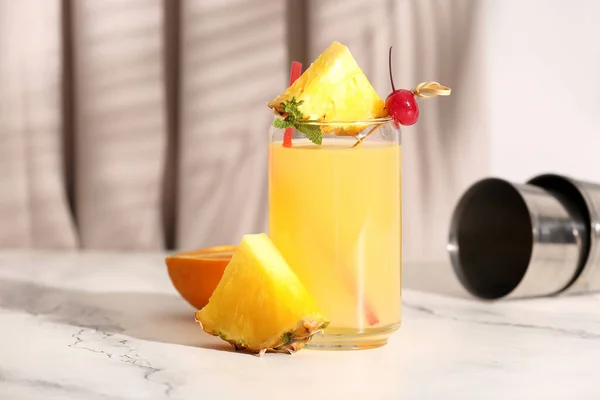 Ein Glas Leckerer Mai Tai Cocktail Auf Dem Tisch — Stockfoto