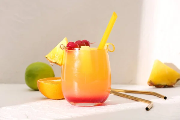 Copo Saboroso Mai Tai Cocktail Fundo Claro — Fotografia de Stock