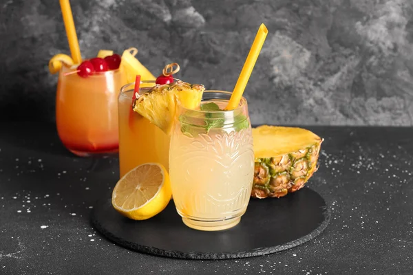 Bril Van Smakelijke Mai Tai Cocktail Zwarte Achtergrond — Stockfoto