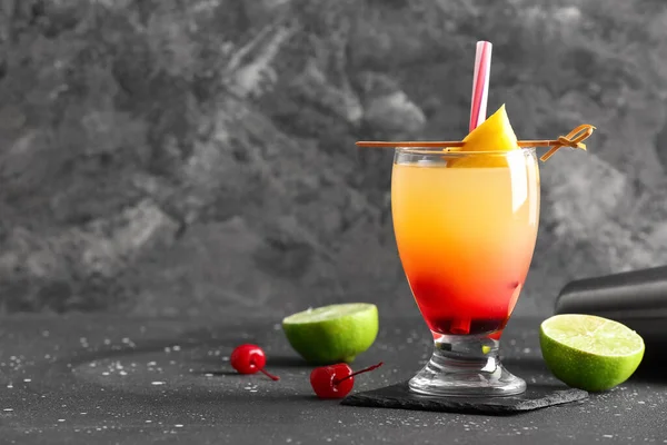 Glas Smakelijke Mai Tai Cocktail Zwarte Achtergrond — Stockfoto