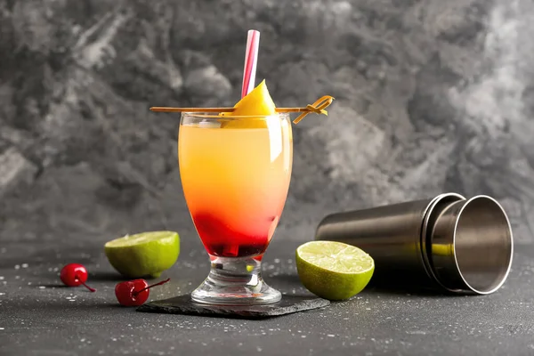 Glas Välsmakande Mai Tai Cocktail Svart Bakgrund — Stockfoto