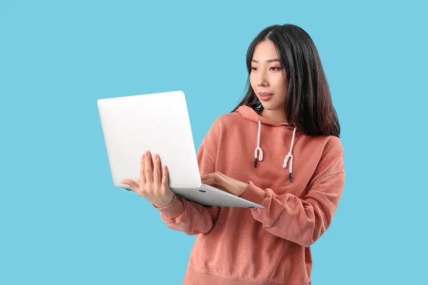 Jovem Programador Asiático Feliz Com Laptop Fundo Azul — Fotografia de Stock