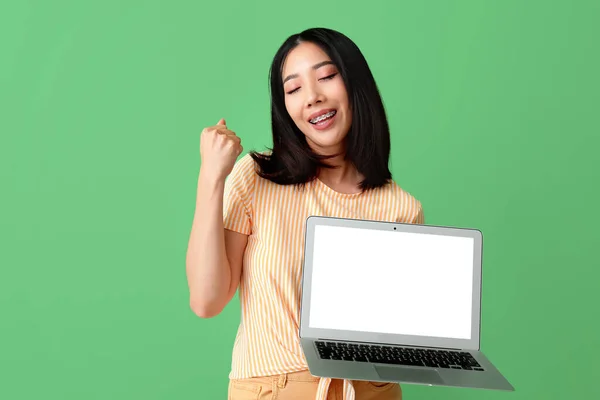 Glad Ung Kvinnlig Asiatisk Programmerare Med Bärbar Dator Grön Bakgrund — Stockfoto