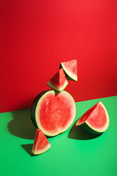 Kousky Sladkého Melounu Polovinou Barevném Pozadí — Stock fotografie