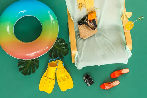 Silla Cubierta Copa Cóctel Accesorios Playa Sobre Fondo Color —  Fotos de Stock