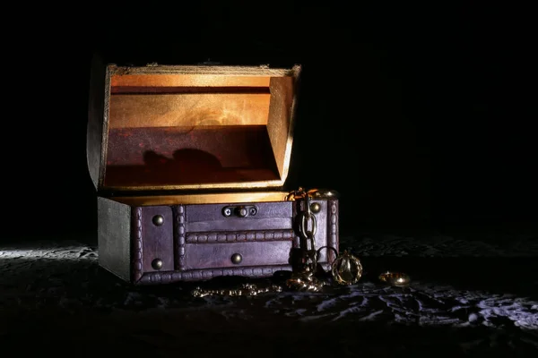 Декоративная Коробка Украшениями Светящимся Светом Черном Фоне — стоковое фото