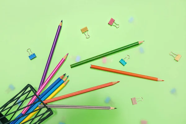 Umgestürzte Stiftschale Mit Buntstiften Und Büroklammern Auf Grünem Hintergrund — Stockfoto