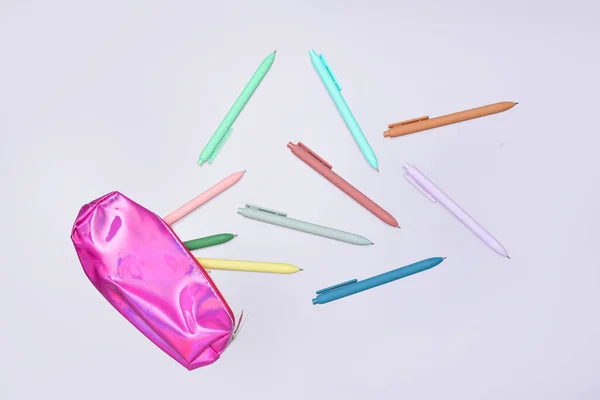 Bolígrafos Coloridos Estuche Lápiz Rosa Sobre Fondo Lila —  Fotos de Stock
