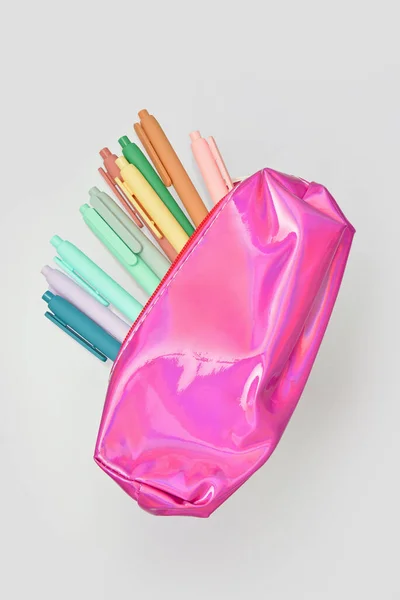 Bolígrafos Coloridos Estuche Lápiz Rosa Sobre Fondo Gris — Foto de Stock
