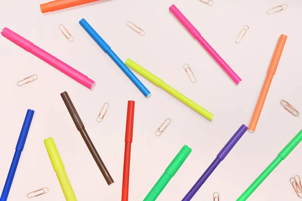Красочные Ручки Скрепки Розовом Фоне — стоковое фото