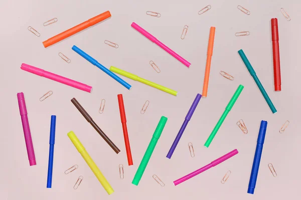 Kolorowe Długopisy Spinki Papieru Różowym Tle — Zdjęcie stockowe