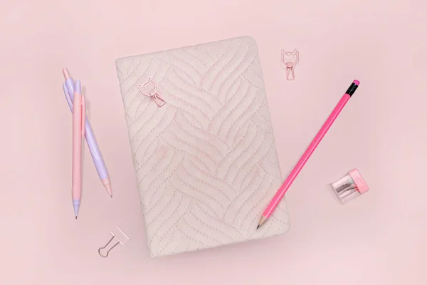 粉红色背景的笔记本 铅笔和钢笔 — 图库照片