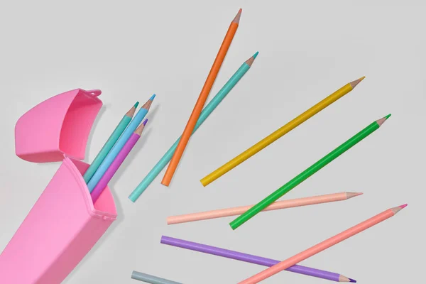 Gri Arkaplanda Renkli Kalemler Olan Bir Dosya — Stok fotoğraf