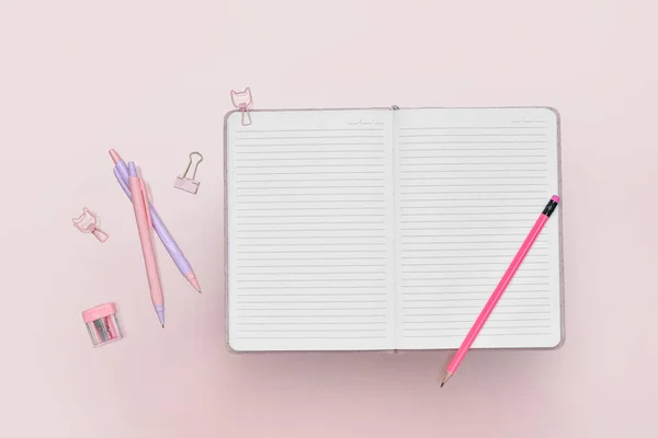 Caderno Branco Com Lápis Clipes Papel Sobre Fundo Rosa — Fotografia de Stock