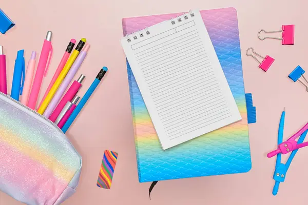 ピンクを基調とした空白のノートと学校の文房具との構成 — ストック写真