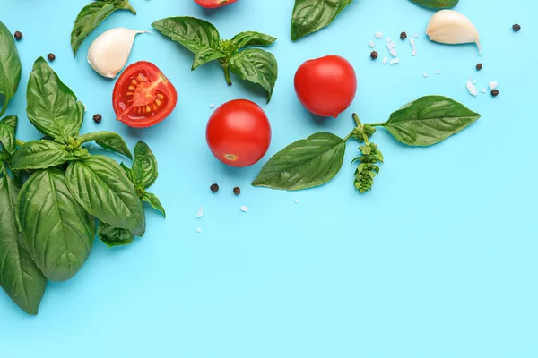 Albahaca Fresca Tomates Cherry Ajo Sobre Fondo Azul — Foto de Stock