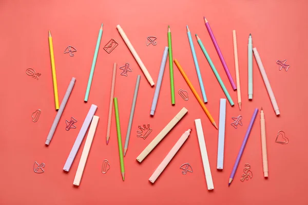 Színes Ceruzák Jelölők Különböző Formájú Gemkapcsokkal Piros Alapon — Stock Fotó