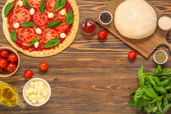 Leckere Pizza Roher Teig Und Zutaten Auf Holzboden — Stockfoto