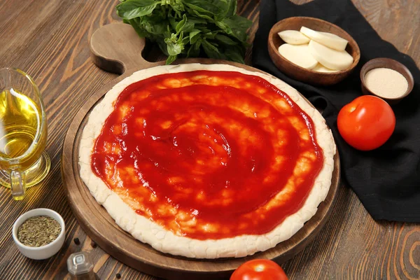 Доска Теста Пиццы Томатным Соусом Ингредиентами Деревянном Фоне — стоковое фото