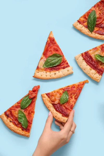 파란색 배경으로 맛있는 피자를 — 스톡 사진