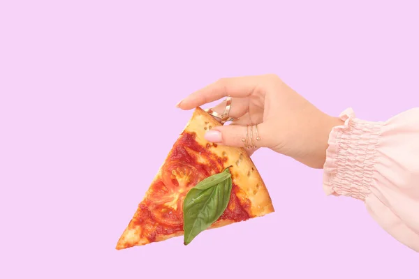 Mulher Segurando Fatia Pizza Saborosa Fundo Lilás — Fotografia de Stock