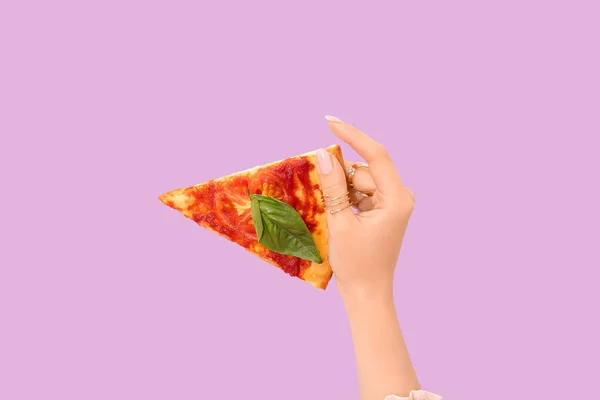 Kobieta Trzyma Kawałek Smacznej Pizzy Liliowym Tle — Zdjęcie stockowe