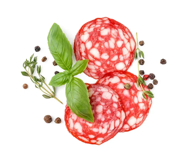 Beyaz arka planda baharatlı lezzetli salam dilimleri