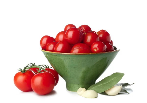 Tigela Com Tomates Enlatados Alho Sobre Fundo Branco — Fotografia de Stock