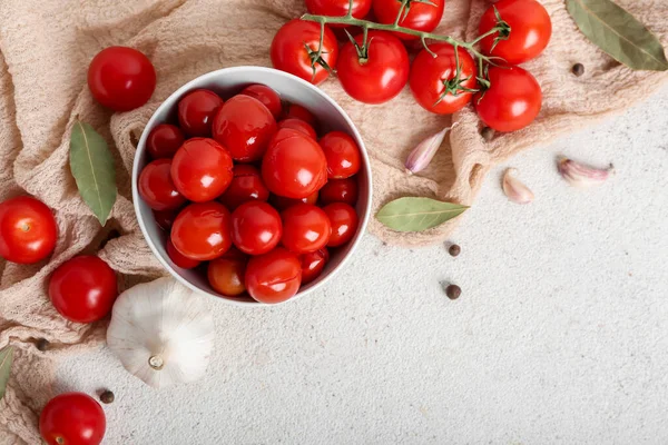 Miska Pomidorami Puszce Czosnkiem Białym Tle — Zdjęcie stockowe