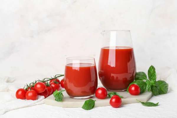 Szkło Dzbanek Smacznego Soku Pomidorowego Białym Tle — Zdjęcie stockowe