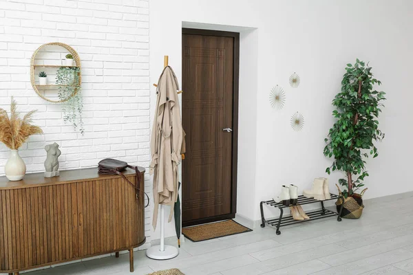 Бюджетний ремонт: Як оновити двері за допомогою самоклеючої плівки без значних витрат depositphotos 666671386 stock photo interior light hall door drawers Бюджетний ремонт: Як оновити двері за допомогою самоклеючої плівки без значних витрат