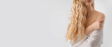 Sarışın, kıvırcık saçlı, açık arkaplanda yazı için yeri olan bir kadın.