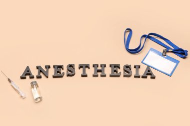 Kelime anestezisi rozet, şırınga ve bej arka planda ampul ile