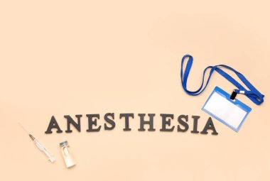 Kelime anestezisi rozet, şırınga ve bej arka planda ampul ile