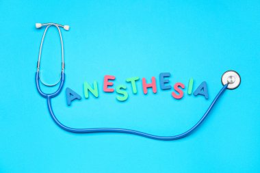 Mavi arka planda steteskoplu Kelime Anestezisi
