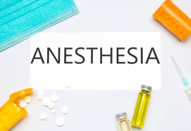 Sözlü anestezi kağıdı, tıbbi maske, haplar ve hafif arkaplanda ampuller.