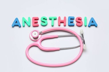 Beyaz arkaplanda steteskoplu kelime anestezisi.