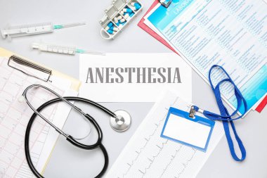Kelime anestezisi ve hafif arka planda tıbbi malzeme içeren kağıt.