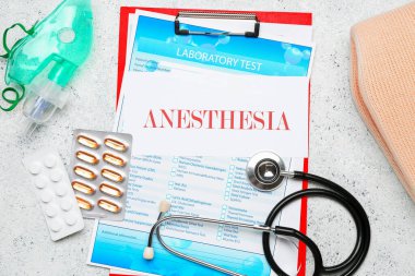 Üzerinde anestezi ve tıbbi malzemeler bulunan bir pano.